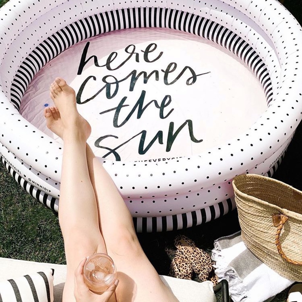 Minnidip x theeverymom pool “here comes the sun”